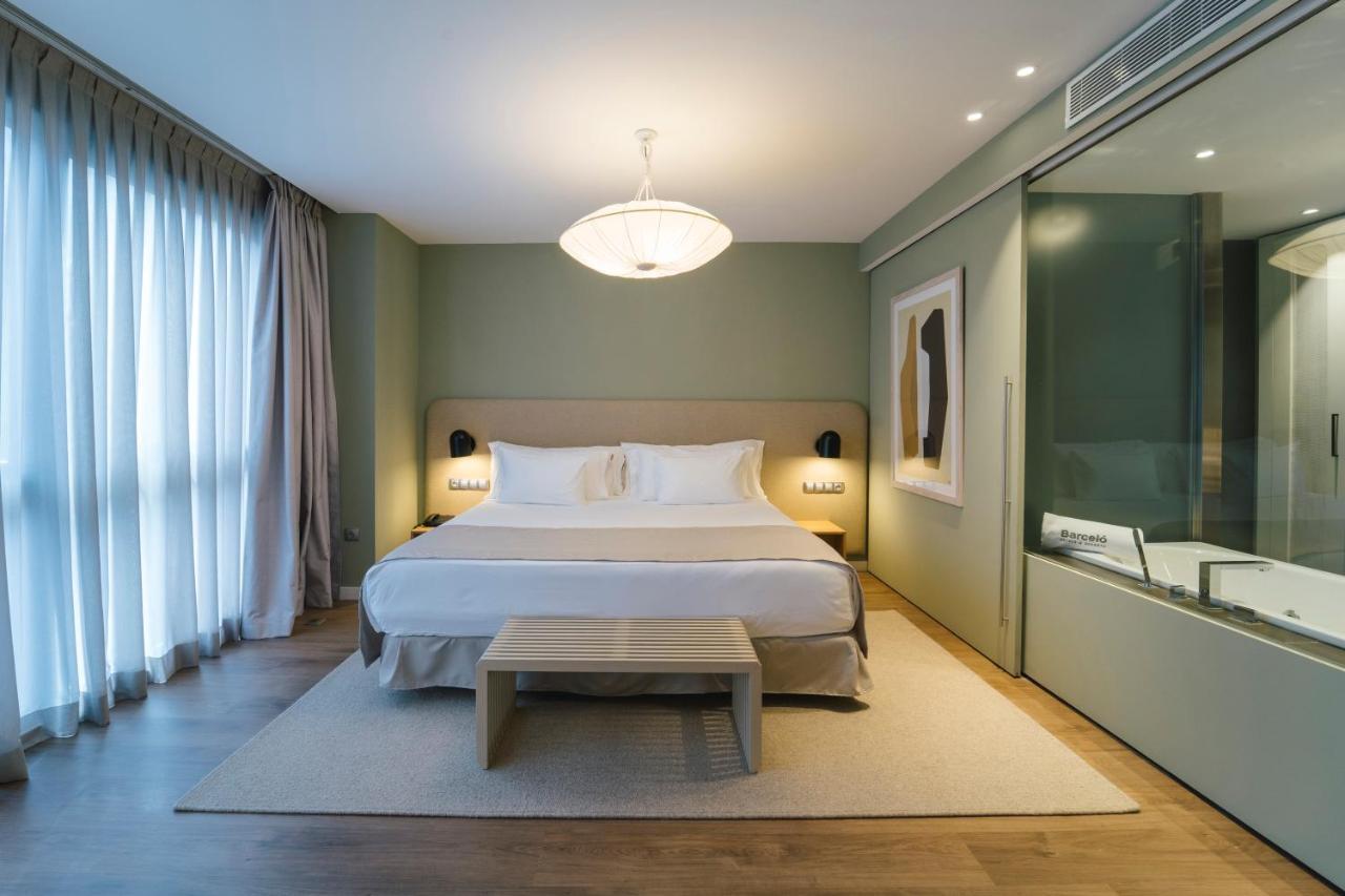 Barcelo Oviedo Cervantes Exteriér fotografie A bedroom at the Mandarin Oriental, Munich