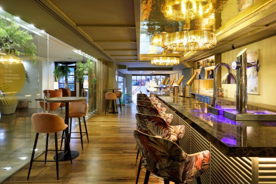 Barcelo Oviedo Cervantes Exteriér fotografie The bar at the 100 Queen's Gate